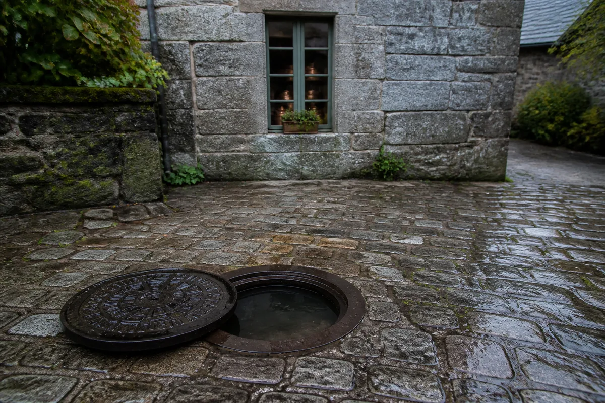 Débouchage de canalisation à Fougères : WC, évier, regard