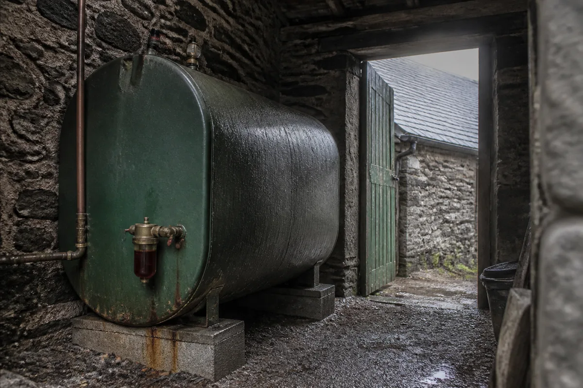 Cuve à fioul et ligne d’alimentation dans une dépendance de granit bretonne